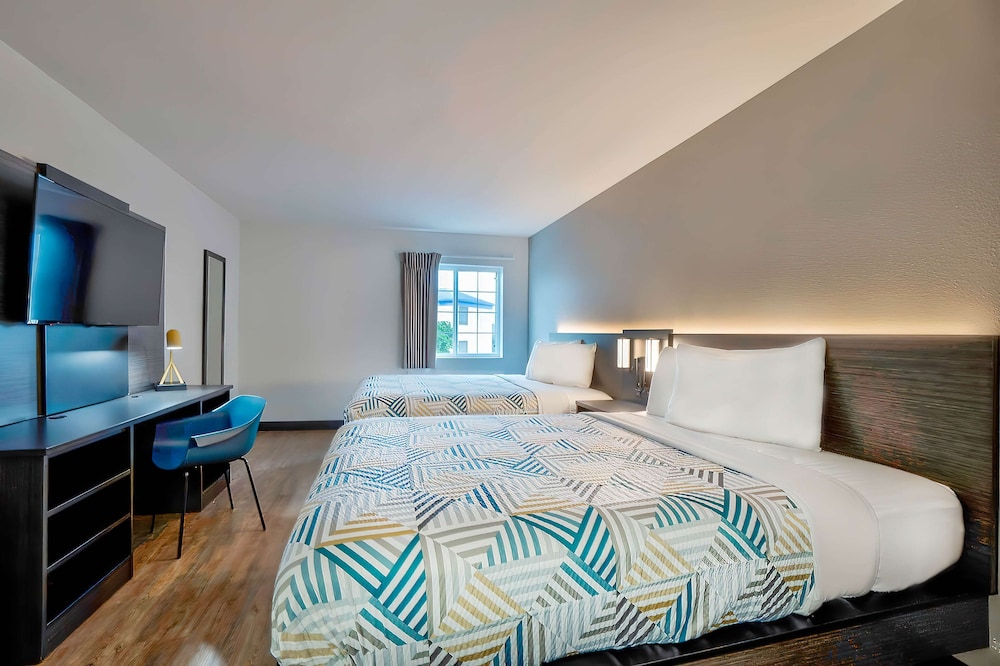 Standard Room, 2 Queen Beds, Non Smoking - Photo 1