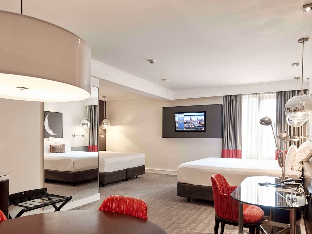 Deluxe Suite (1 Queen Bed 2 Single or 2 King) thumbnail 5