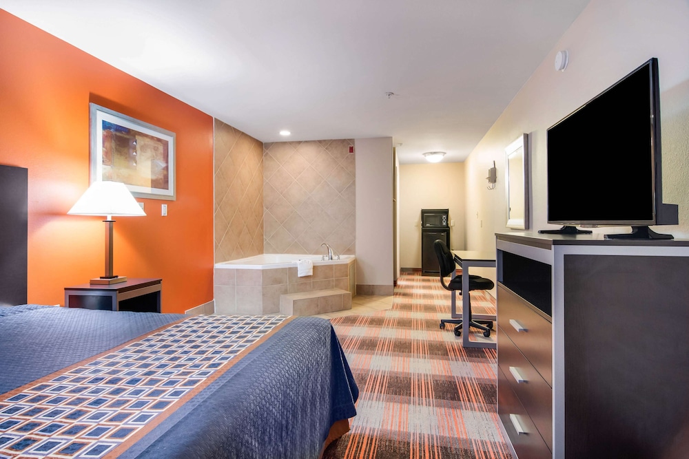 Suite, 1 King Bed, Smoking, Jetted Tub - Photo 1
