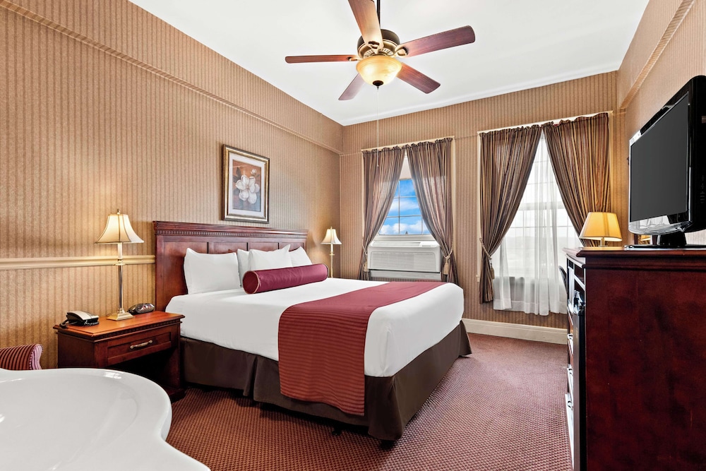 Suite, 1 King Bed, Non Smoking, Refrigerator & Microwave