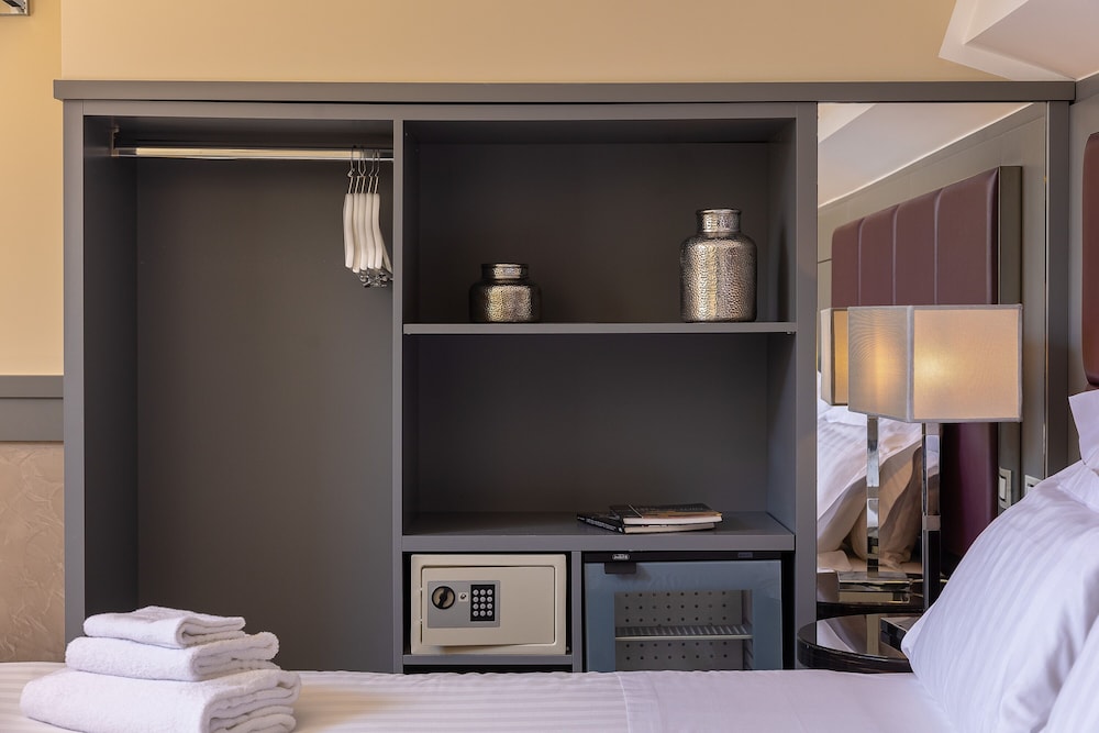 Luxury Room, Hot Tub, City View - Photo 11