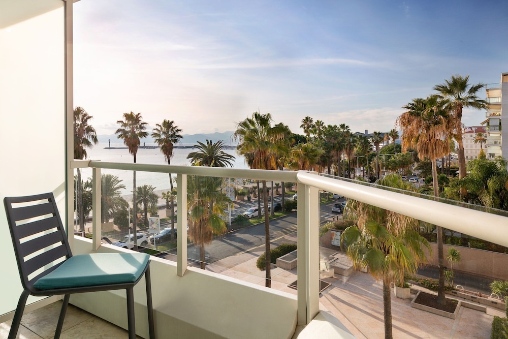 Deluxe Room, 1 King Bed, Partial Sea View