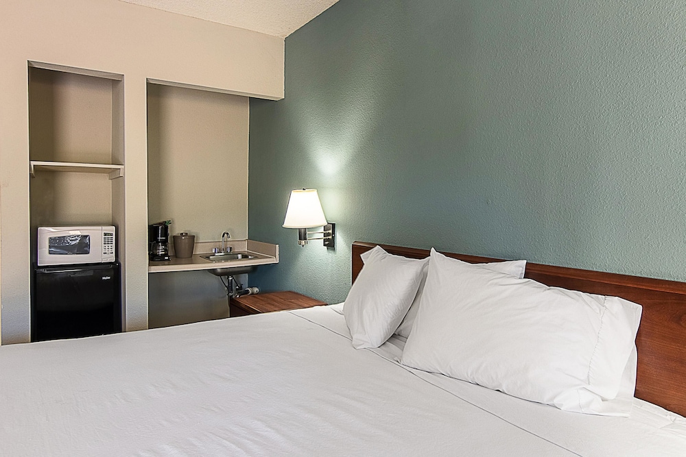 Standard Room, 1 King Bed, Non Smoking photo 2