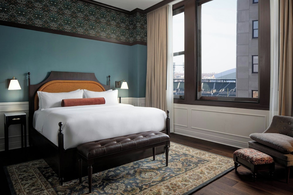 Junior Suite, 1 Bedroom (Mobility/Hearing Access, Roll-in Shwr)
