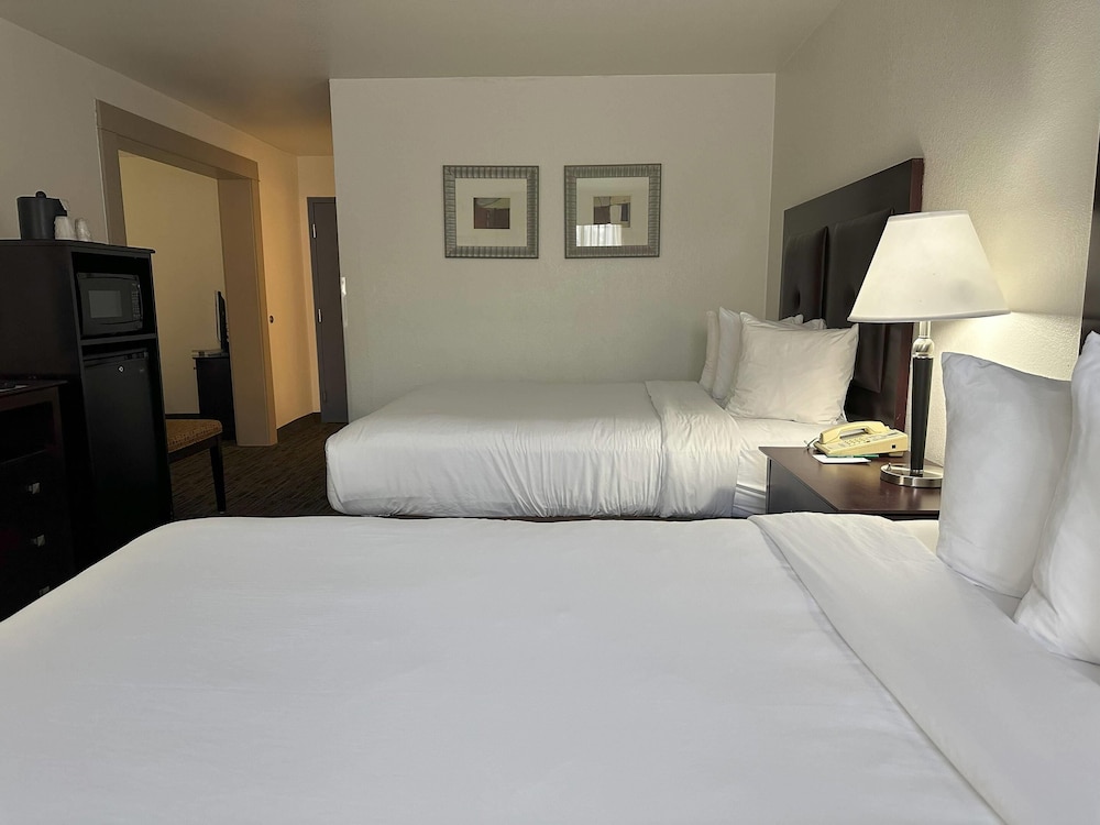 Room, Multiple Beds, Non Smoking - Photo 1