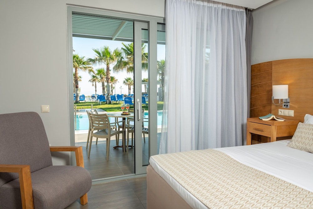 Suite, Pool Access, Sea View
