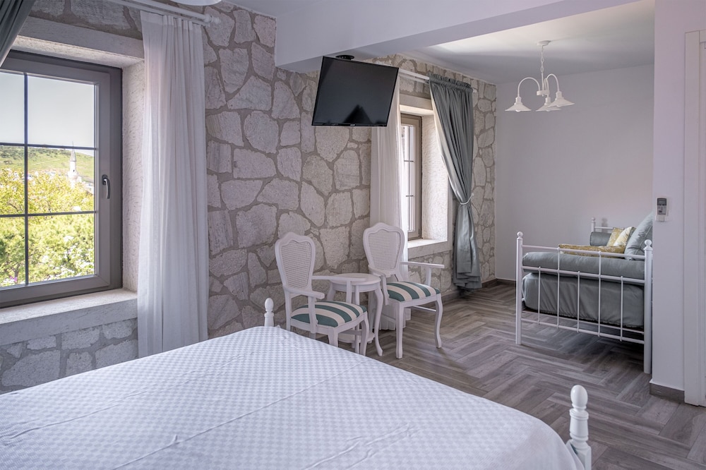 Comfort Triple Room, Non Smoking, City View photo 2