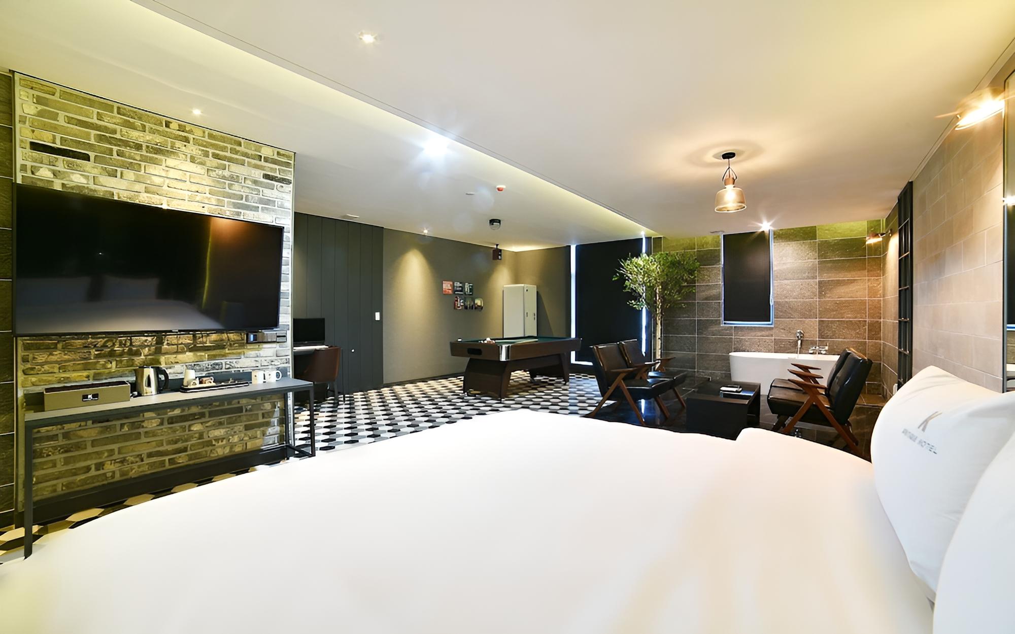 Room (Suite (Party billiard room styler equ) - Photo 13
