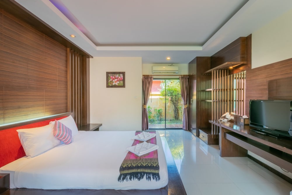 Room, Pool View