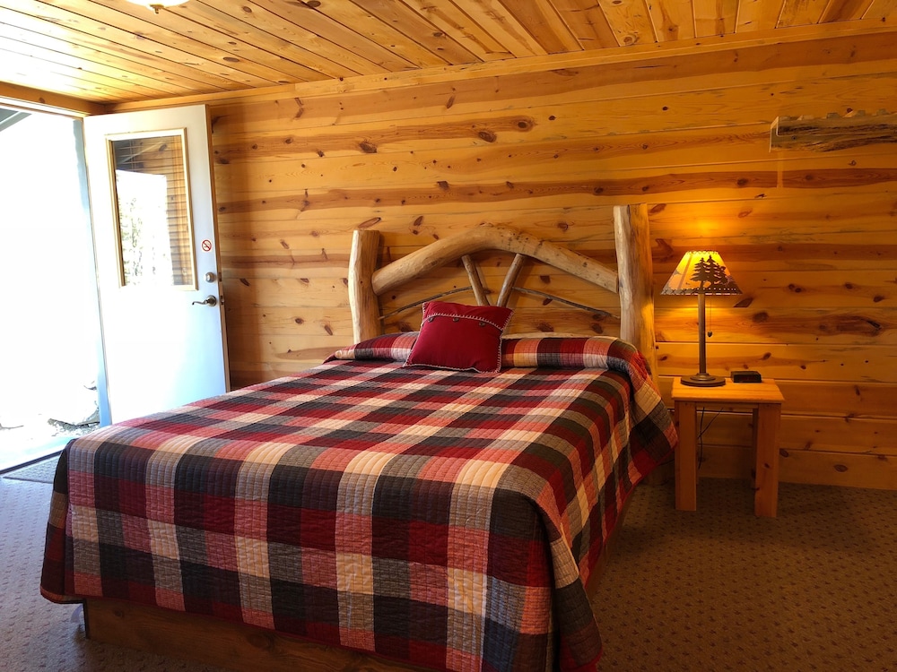 Traditional Cabin, 2 Bedrooms, Kitchen, Mountainside photo 3