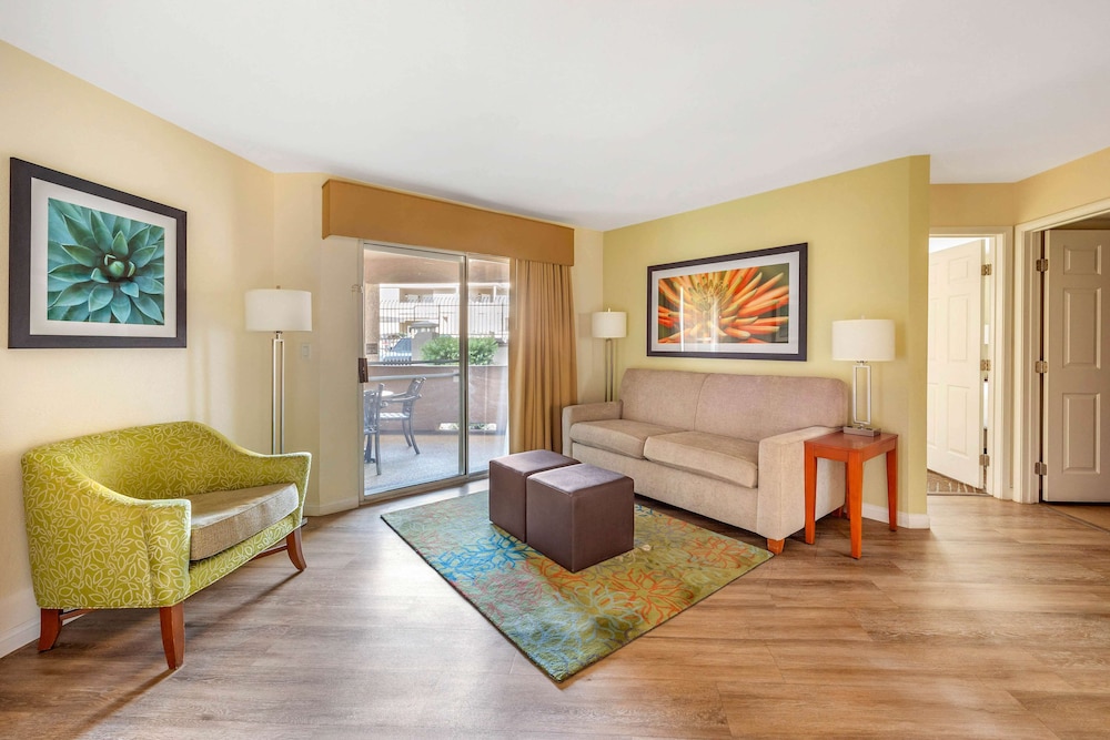 2 BEDROOM 1 KING 1 QUEEN SUITE WITH SOFABED - Photo 4