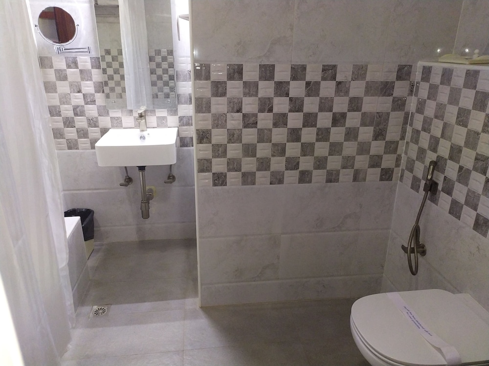 Executive Suite - Photo 13