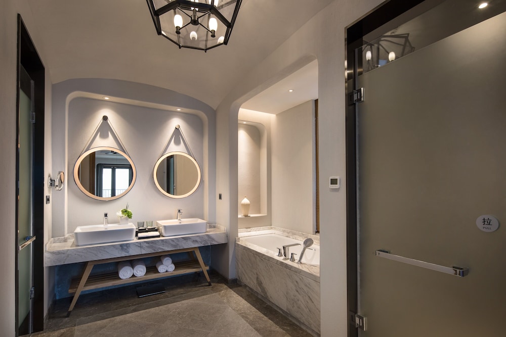 Suite, 1 Bedroom, Accessible Bathtub, Club Lounge Access photo 2