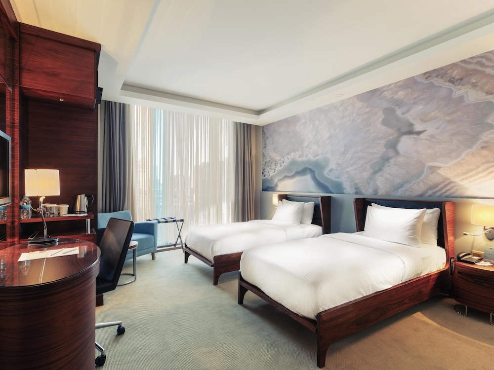 Deluxe Room (1 Double Bed and 1 Twin Bed) photo 1