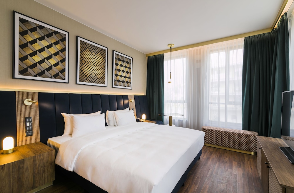 Suite, 1 Bedroom - Photo 10