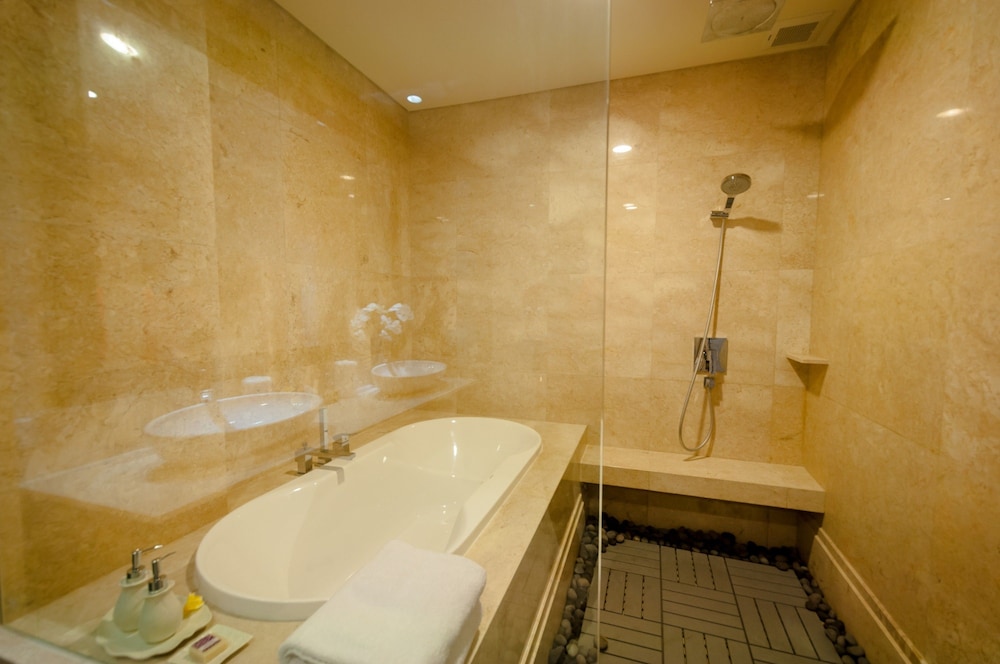 One Bedroom Apartment with Ocean View photo 2