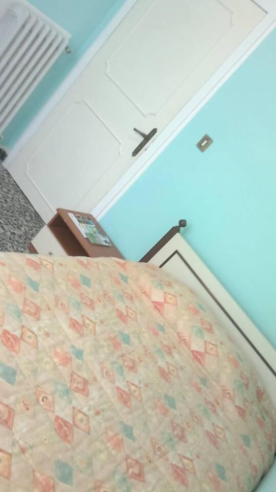 Basic Double Room Single Use, 1 Large Twin Bed, Shared Bathroom photo 2