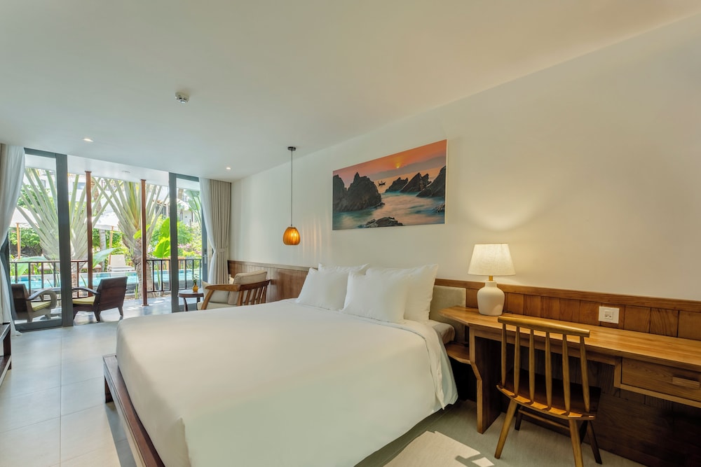 Deluxe Room, Pool View - Photo 1