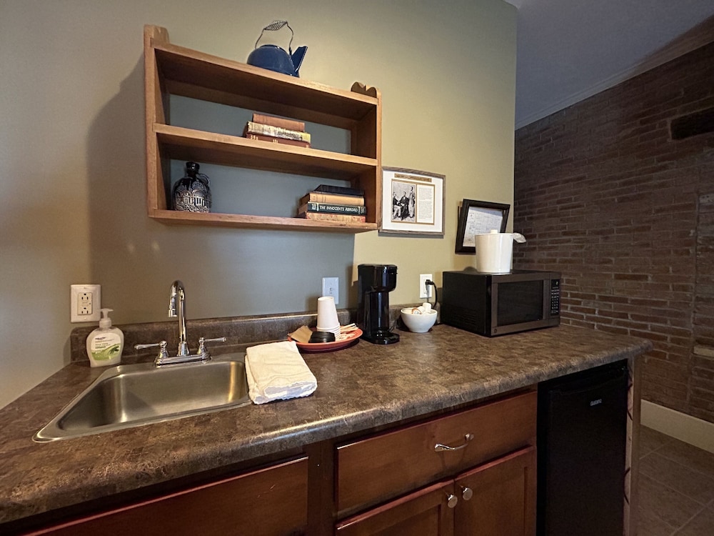 Double Room, Ensuite (Double Queen Suite) photo 3