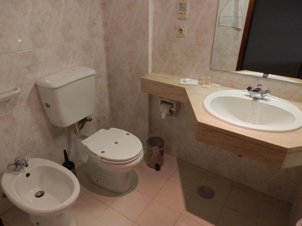 Twin Room - Photo 12