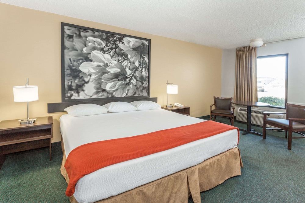 Room, 1 King Bed, Smoking (Second Floor) photo 1