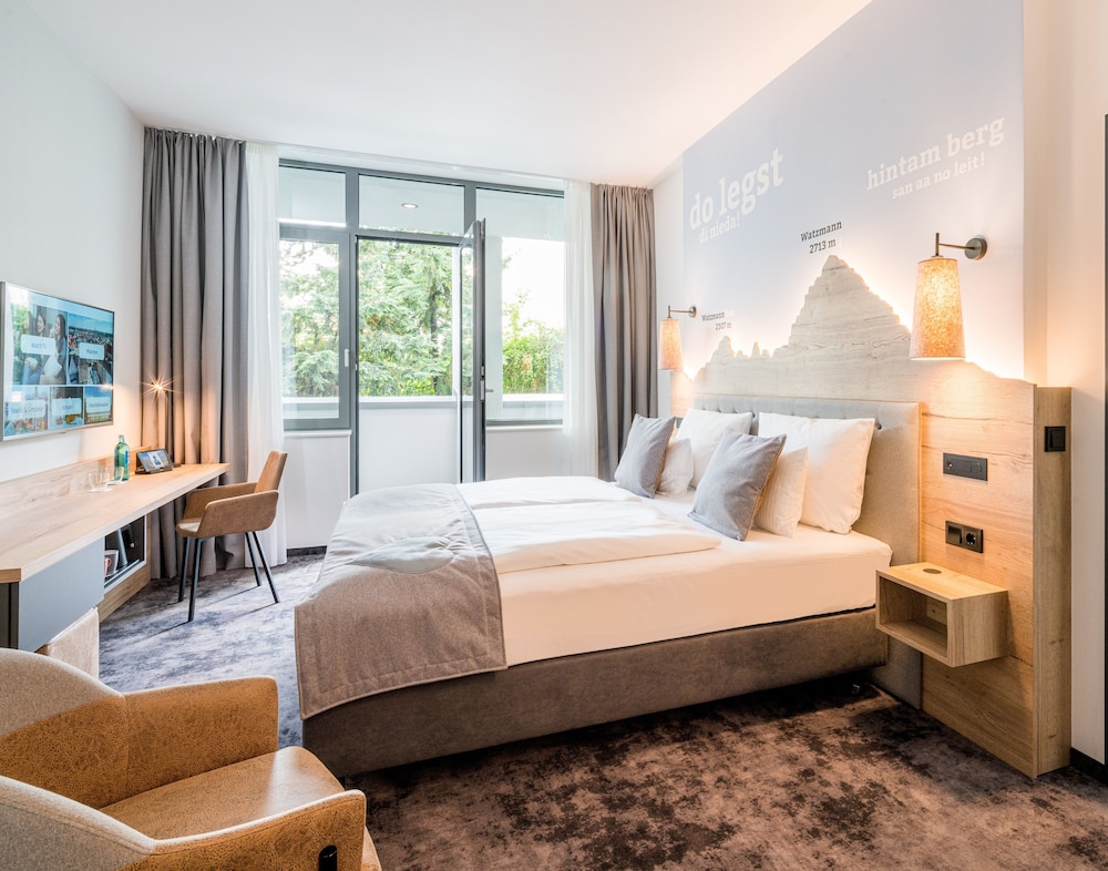 Junior Room, 1 Queen Bed, Balcony (Walk-in Shower)