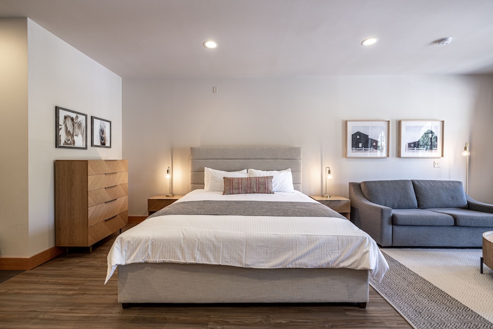 Suite, 1 King Bed, Non Smoking, City View photo 3
