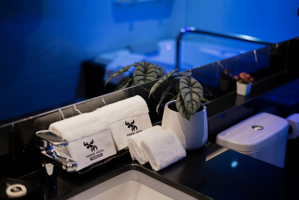 Luxury Honeymoon Suite with Jacuzzi - Photo 3