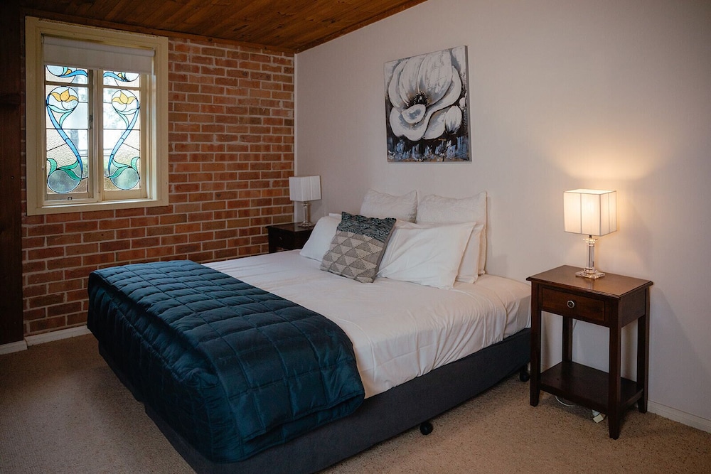 Standard House, 5 Bedrooms, Fireplace, Garden Area photo 3