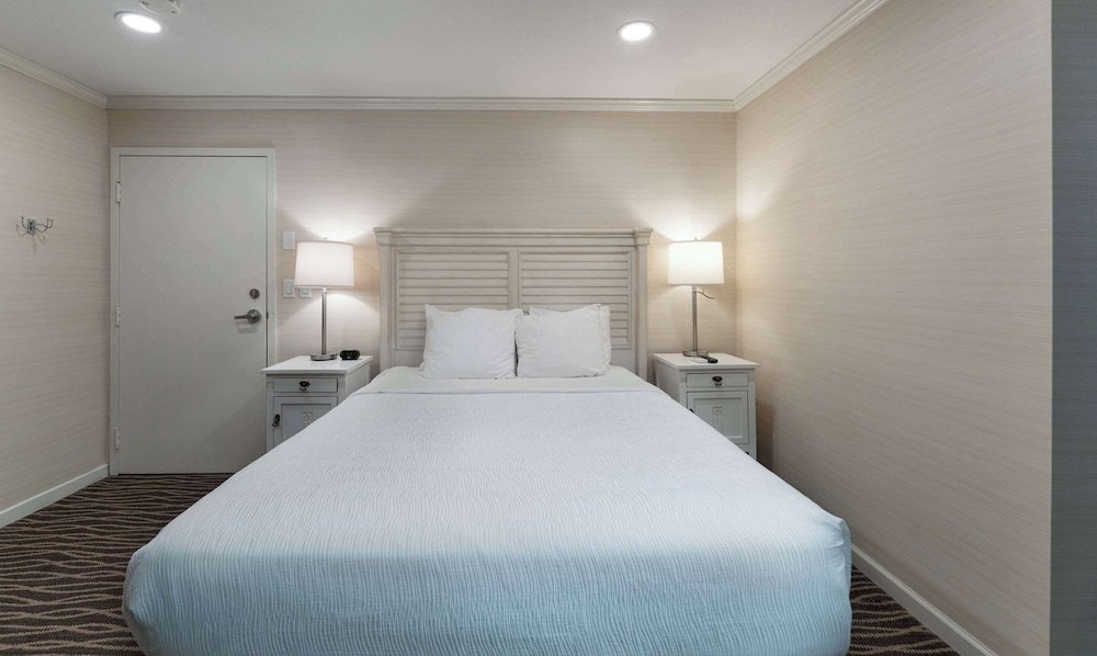 Standard Room, 1 Queen Bed, Non Smoking, Refrigerator & Microwave - Photo 2
