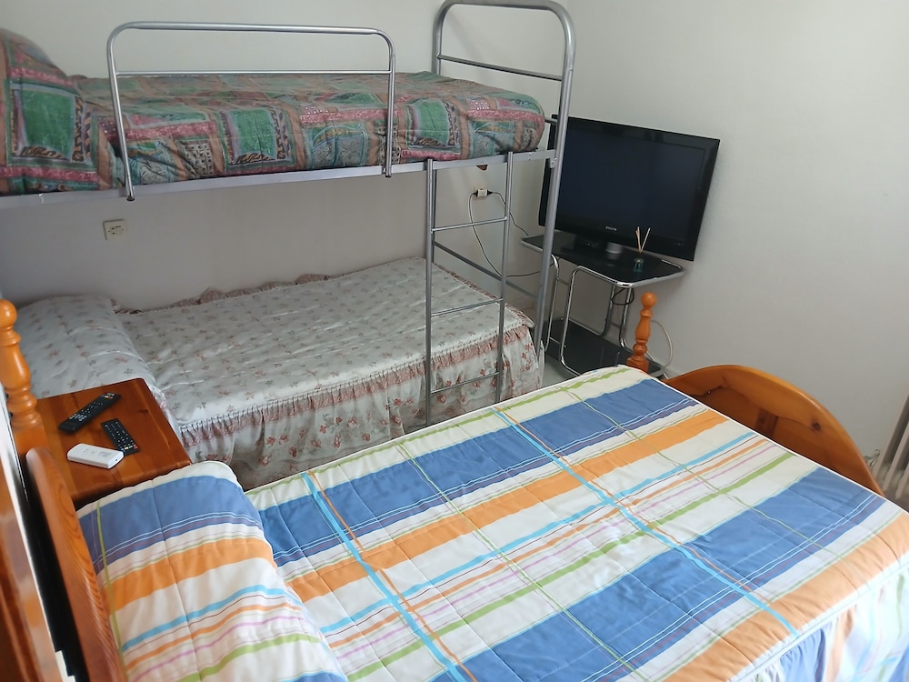 Habitación de 1 dormitorio con patio y vista al jardín