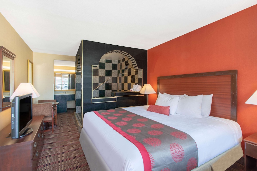 Suite, 1 King Bed - Photo 2