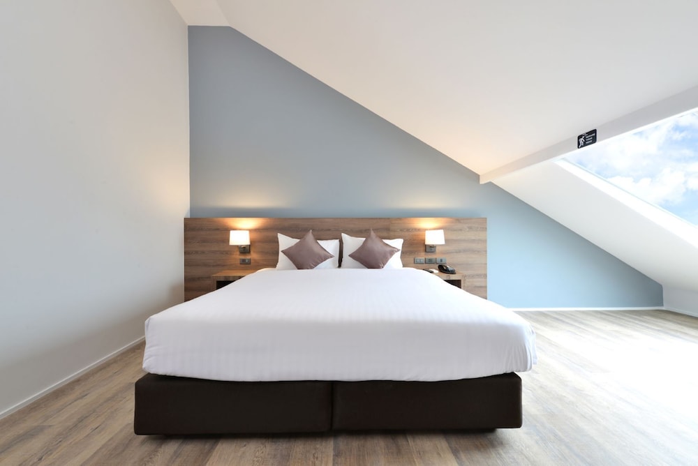 Deluxe Double Bed Room Under Roof Top