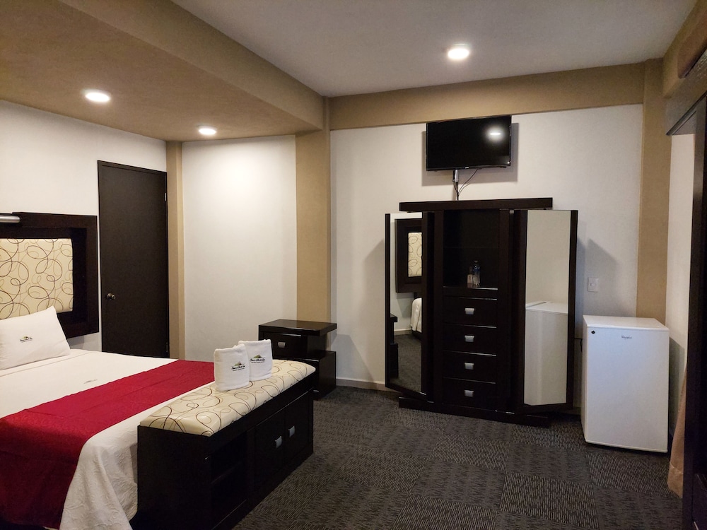Quadruple Room, 2 Queen Beds photo 3