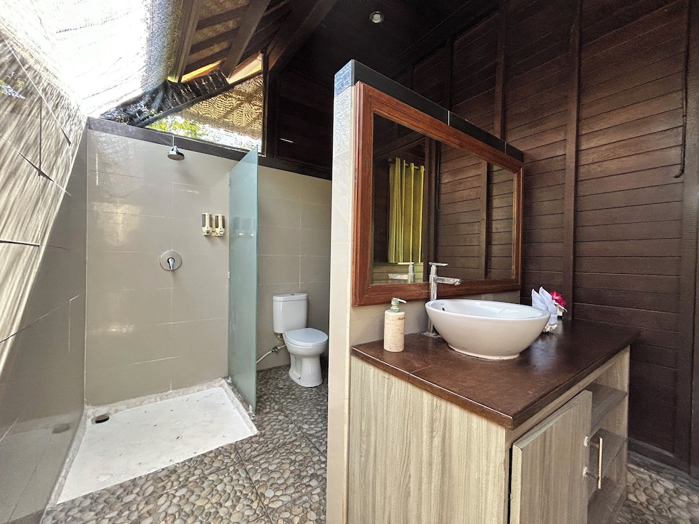 Comfort Cabin, 1 King Bed, Garden View photo 3