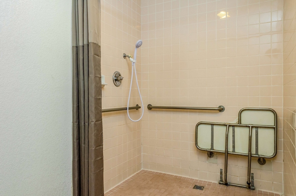 Deluxe Room, 1 Queen Bed, Accessible, Non Smoking photo 2