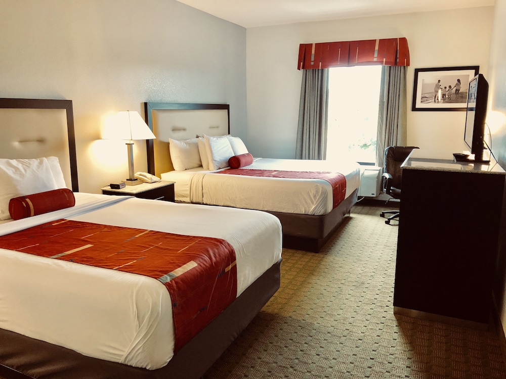 Basic Room, Multiple Beds, Non Smoking (1 Queen Bed & 1 King Bed) - Photo 2