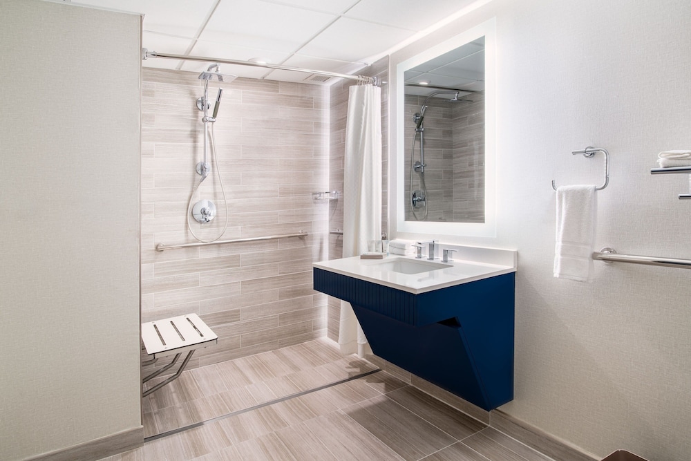 Executive Room, 1 Double Bed, Corner (Mobility Accessible, Roll-In Shower) - Photo 2