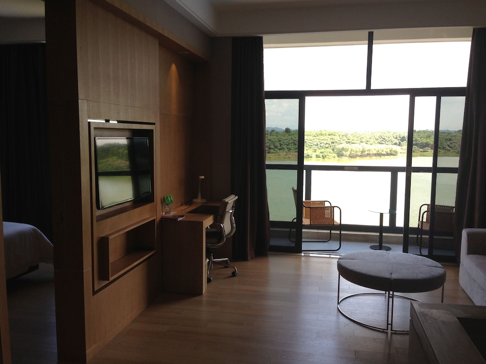Lake View Suite photo 2