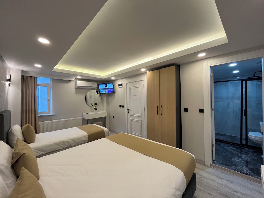 Economy Triple Room photo 1