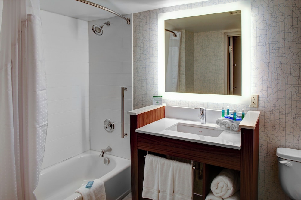 Standard Room, 1 King Bed, Transfer Shower (Communications, Mobility) - Photo 1
