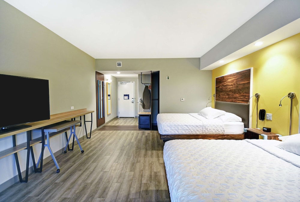Room, 2 Queen Beds, Accessible (Roll-in Shower) photo 2
