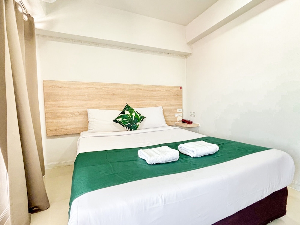 Standard Room, 1 Queen Bed, Non Smoking photo 2