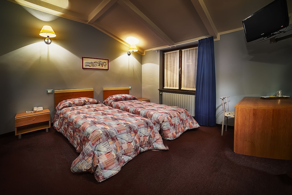 Quadruple Room, Connecting Rooms