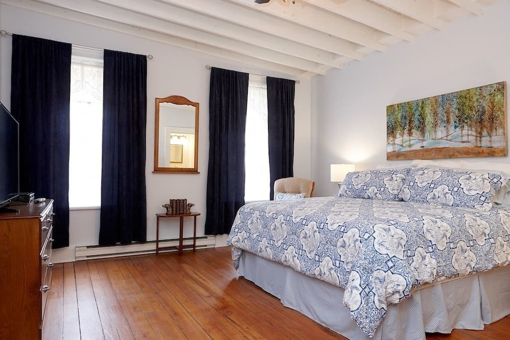 Suite, 1 King Bed with Sofa bed photo 1