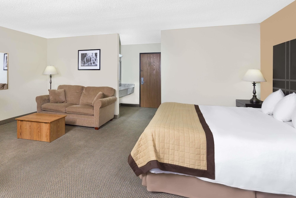 Suite, 2 Queen Beds, Non Smoking (No Pets) - Photo 4