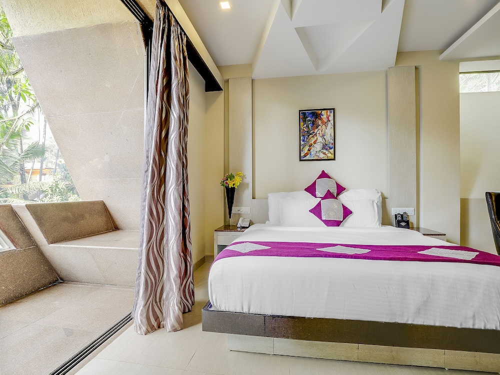 Grandeur Luxury with Couple Jacuzzi Bathtub photo 3