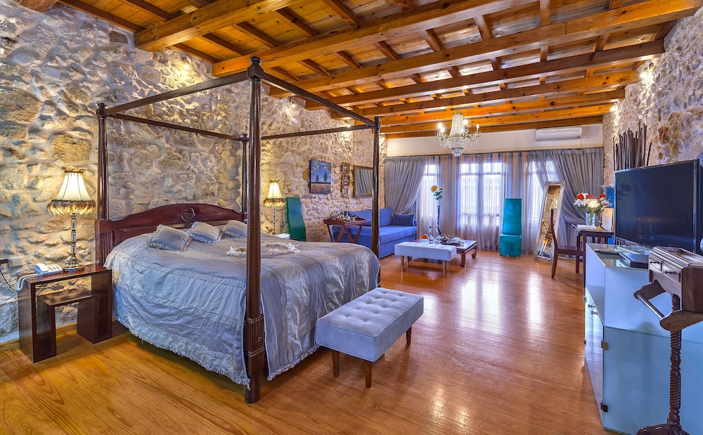 Executive Suite - Photo 18