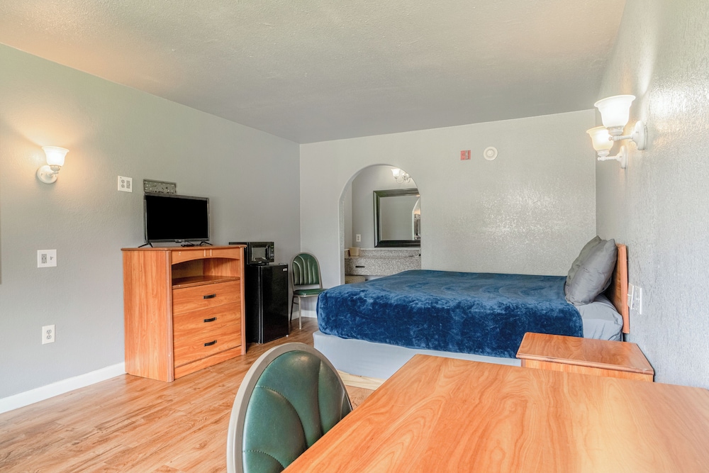 Room, 1 King Bed, Non Smoking photo 2