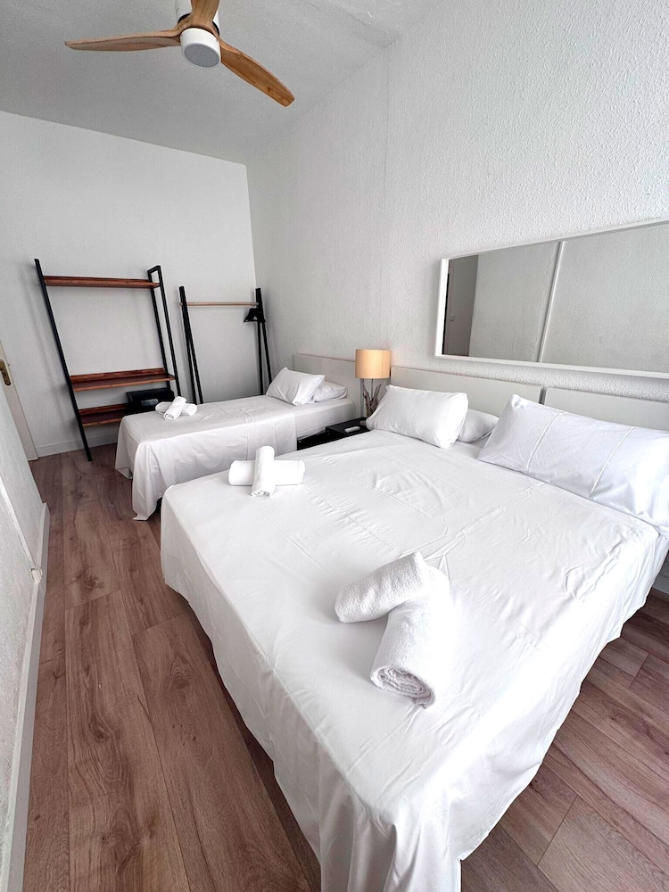 Basic Triple Room, Balcony, City View photo 3